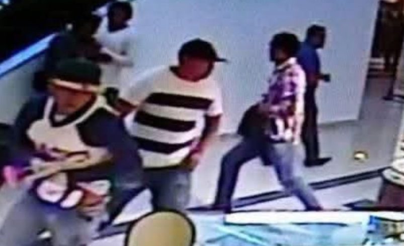 Asalto millonario en joyería desata pánico en la Gran Plaza de Cancún