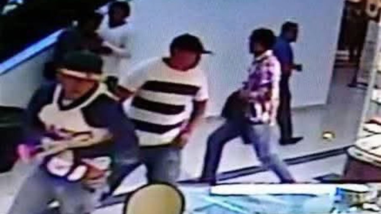 Asalto millonario en joyería desata pánico en la Gran Plaza de Cancún