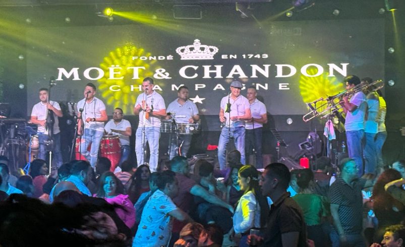 MAMBO CAFÉ celebra 25 años como líder en la música tropical y el baile en México