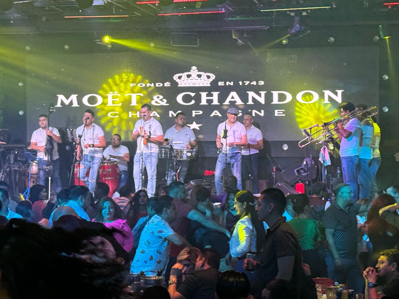 MAMBO CAFÉ celebra 25 años como líder en la música tropical y el baile en México