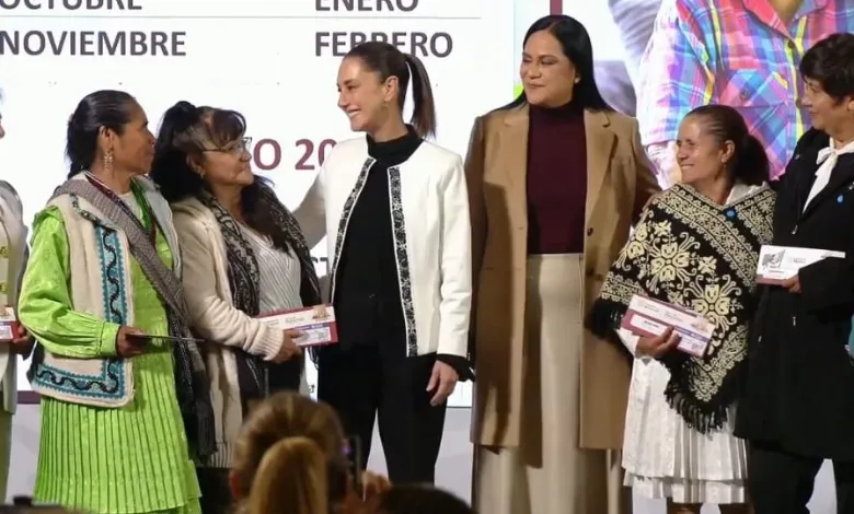 Pensión Mujeres Bienestar: Sheinbaum entrega primeras tarjetas; abrirán nuevo registro