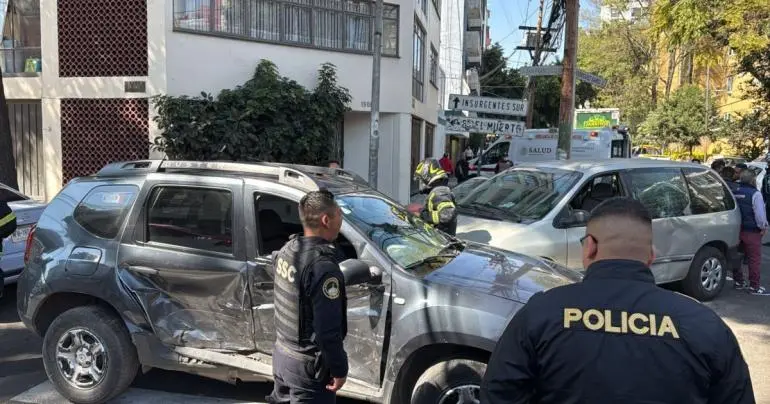 Atienden volcadura en colonia Acacias, Benito Juárez; se reportan heridos