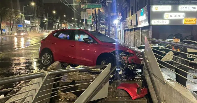 Automovilista se estrella contra entrada del Metro Salto del Agua