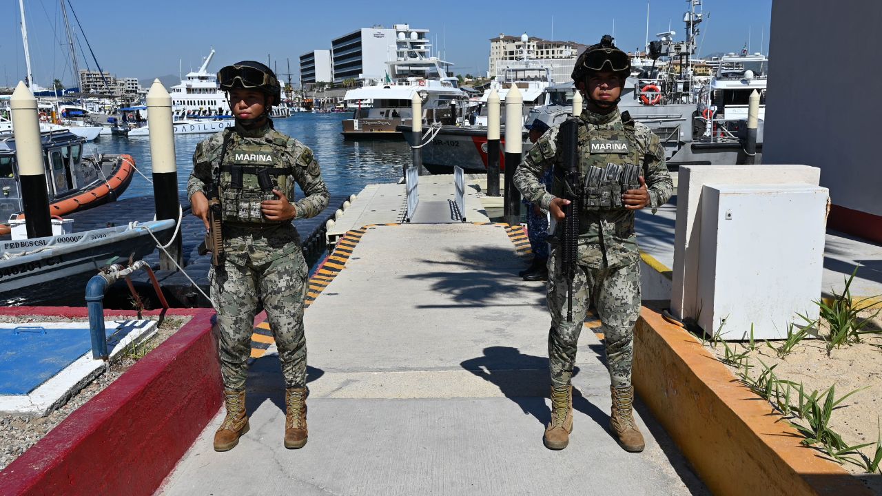 Marina asegura más de mil litros de combustible en mar de Puerto Vallarta