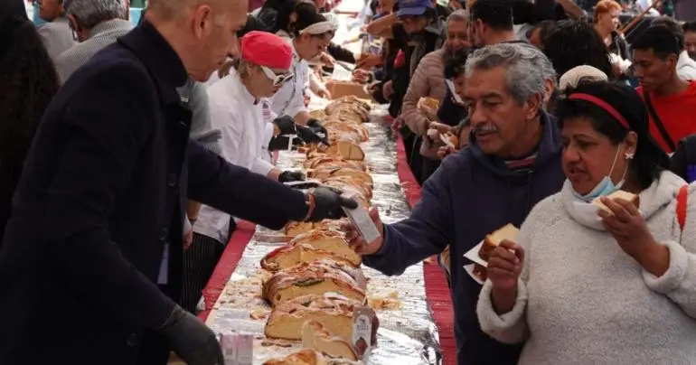 Clara Brugada parte la Rosca de Reyes en el Zócalo y regala libros a niños