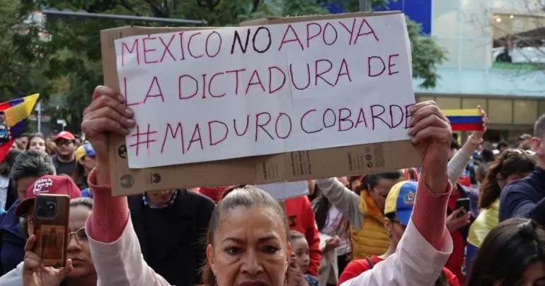 Venezolanos protestan en su embajada en México previo a investidura de Maduro