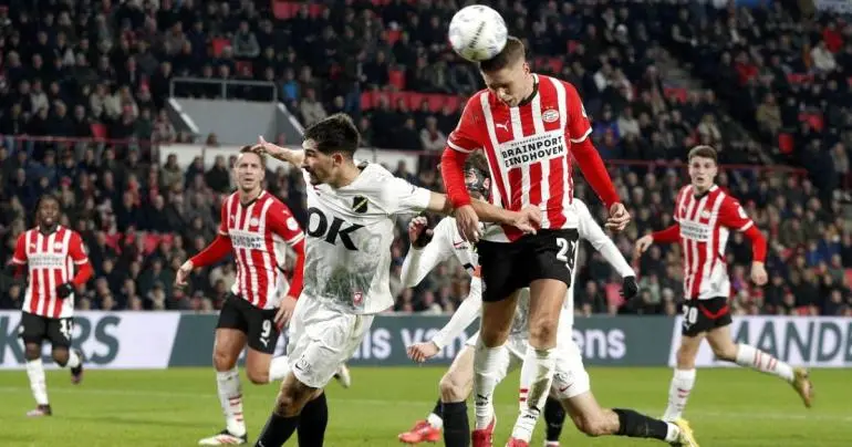 Doblete de Til lidera remontada del PSV ante NAC Breda y consolida el liderato