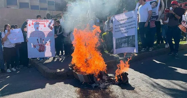 Marchan en Culiacán por la paz y exigen la renuncia de Rubén Rocha Moya