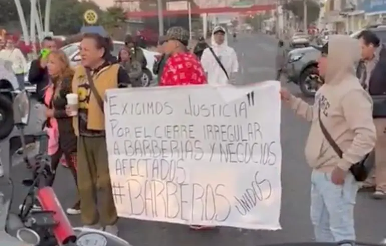 Barberos bloquean Vía Morelos en Ecatepec; exigen reapertura de negocios