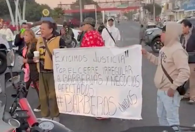 Barberos bloquean Vía Morelos en Ecatepec; exigen reapertura de negocios