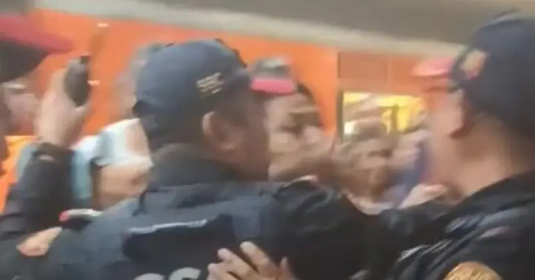 Hombre reclama a conductor del Metro por cerrar puertas y dejar a sus hijas adentro