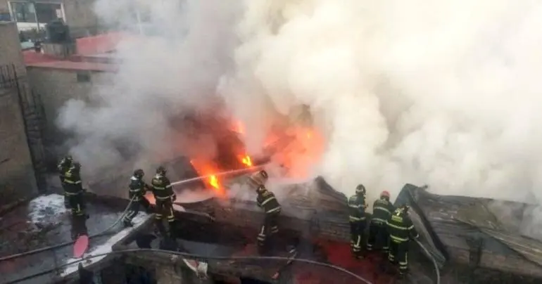 Fuego consume depósito de llantas en la Santa Ana Norte, en Tláhuac