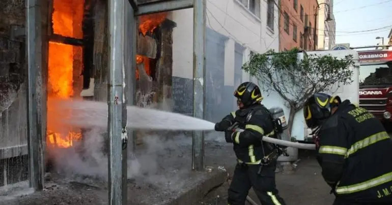 Incendio consume edifico en la colonia Centro