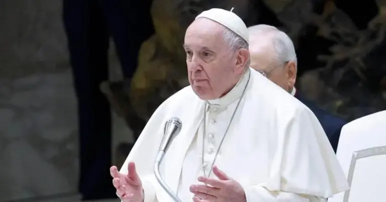 El papa sufre neumonía bilateral y su salud es compleja, dice el Vaticano