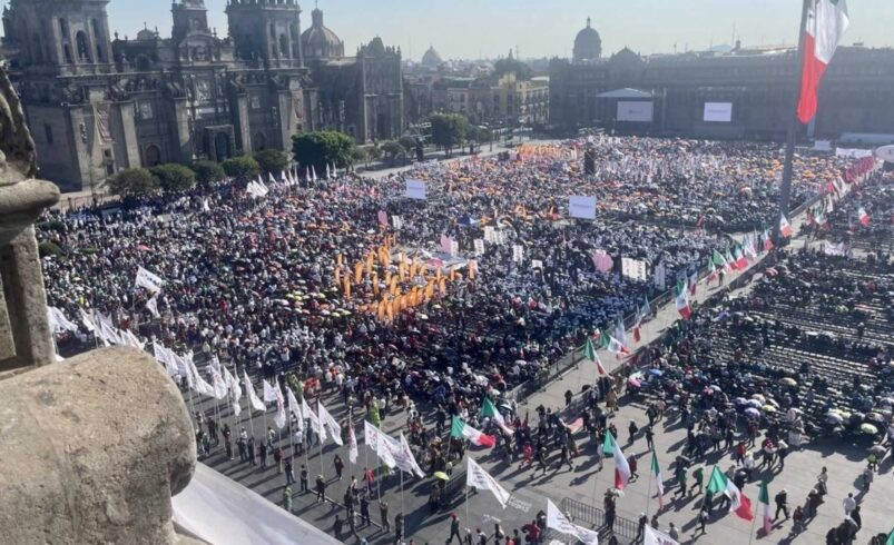 Contingentes arriban al Zócalo previo a la asamblea de Sheinbaum