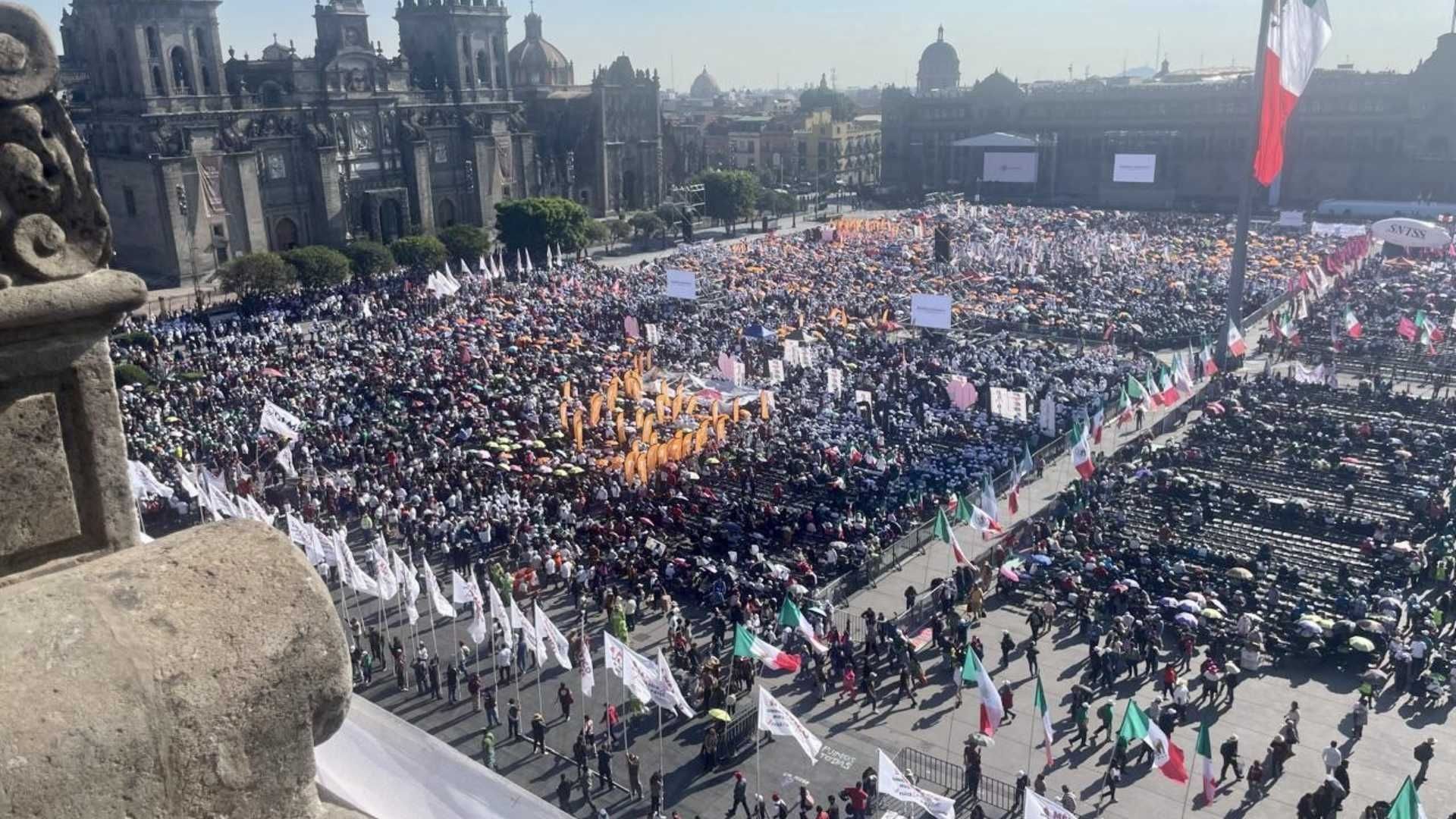 Contingentes arriban al Zócalo previo a la asamblea de Sheinbaum