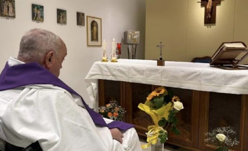 Vaticano difunde primera foto del Papa Francisco desde que fue hospitalizado; reportan su salud como “estable”