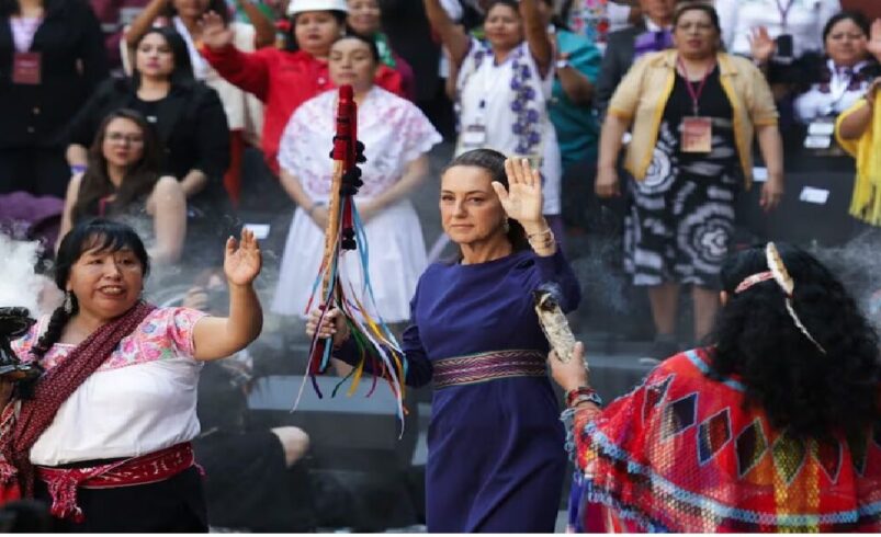 8M: Mujeres indígenas entregan bastón de mando a Sheinbaum; “¡Mucha fuerza!”, le desean