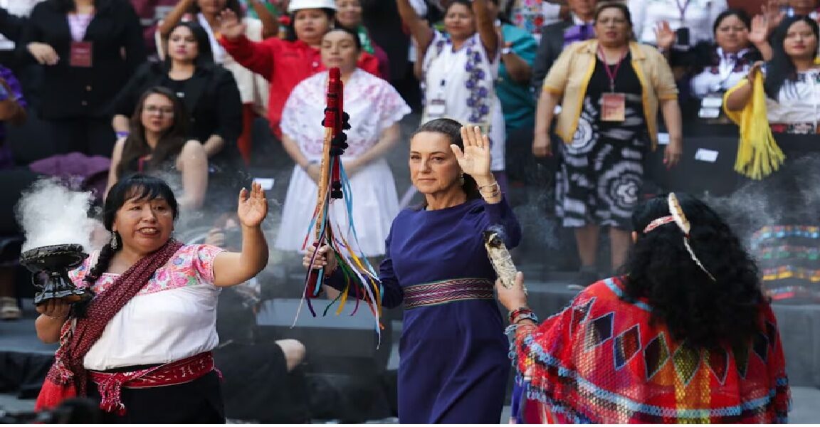 8M: Mujeres indígenas entregan bastón de mando a Sheinbaum; “¡Mucha fuerza!”, le desean