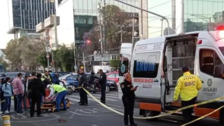 Transporte público atropella a moteros en San José Insurgentes y una mujer muere en el hecho