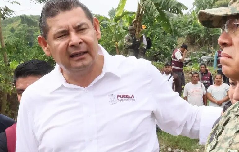 Gobernador de Puebla atiende emergencia tras desbordamiento del río Pantepec