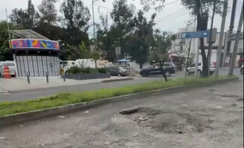Colonos de Tecamachalco piden atención urgente a crisis de baches y socavón en Naucalpan