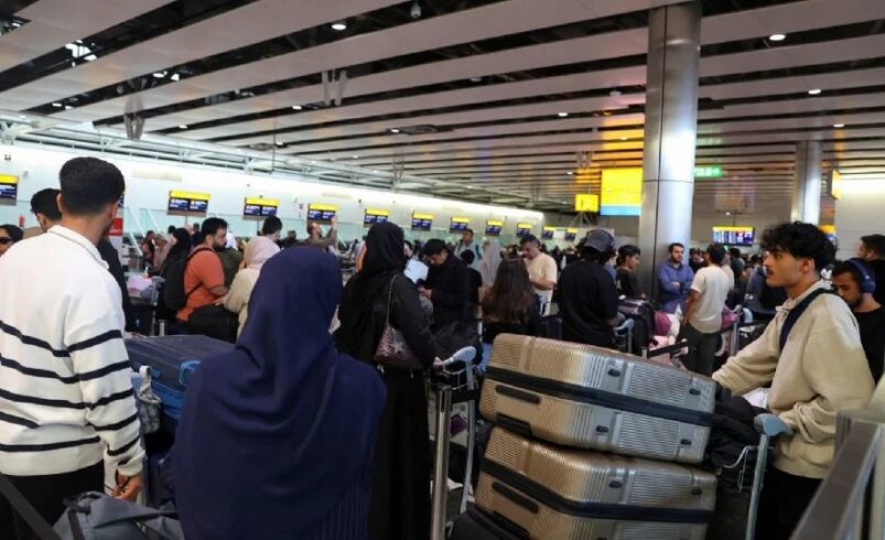 Colapsan aeropuertos en Europa tras ciberataque; Bruselas pide cancelar la mitad de vuelos este lunes