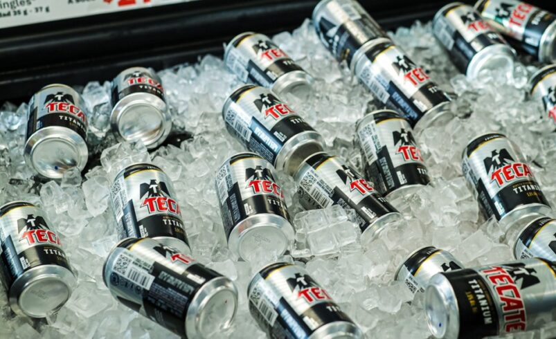 Tecate Titanium celebra su regreso después de 6 años caracterizando los Oxxo’s más importantes de Ciudad de México, Mérida y Monterrey