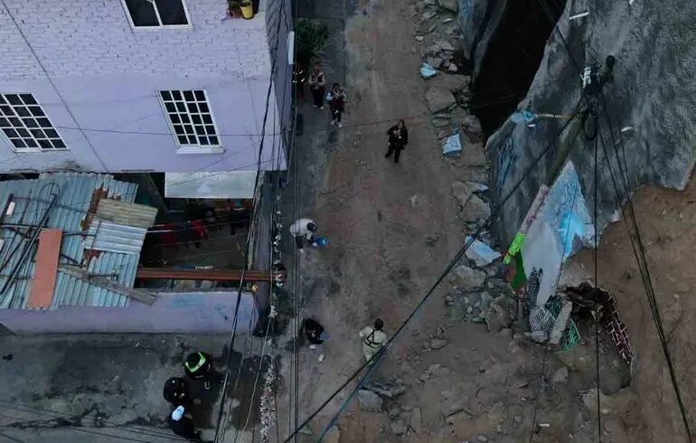 Deslizamiento de tierra en Álvaro Obregón deja cuatro viviendas dañadas y 15 evacuados